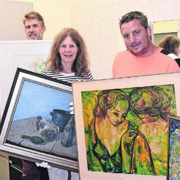 Verkauf kein Thema – Ausstellung im Frühling - Knapp 150 Bilder im Besitz der Gemeinde sind in öffentlichen Gebäuden aufgehängt, die meisten im Gemeindehaus. Die anderen Bilder waren in der Kanti eingelagert. Diese Werke wurden nun ins Archiv im Gemeindehaus gezügelt. Fleissige Helfer sowie das neue und alte Präsidium der Kunstkommission packten mit an. Bild: Daniel Marti