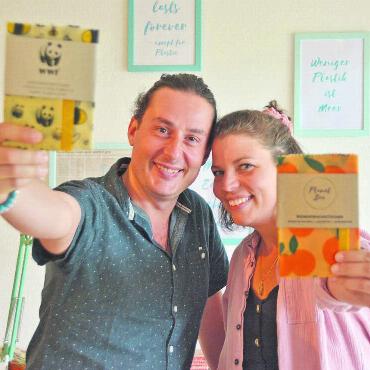 Die grosse Vision verfolgen - Sie haben auf die Bienenwachstücher vetraut und feiern Erfolg damit: Mischa Russo und Andrina Bräm. Bild: Annemarie Keusch