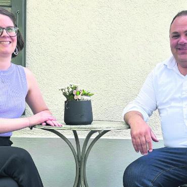 Tierwohl wollen beide - Sarah Moser, Geschäftsführerin der veganen Gesellschaft Schweiz, und Stefan Strebel, gelernter Metzger und Geschäftsführer der Traitafina AG in Lenzburg. Bild: Stefan Sprenger