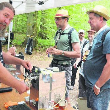 Das Bier gefeiert - Andreas Heimo (links) vom Verein «Brutal Vibration» schenkte Bier von Raben Bräu aus.