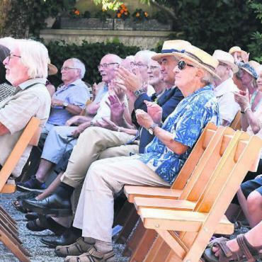 In die Geschichten eintauchen - Viel Applaus gab es für die Produzenten der neuen Sonderausstellung. An der Vernissage waren auch viele Zeitzeuginnen und Zeitzeugen anwesend.