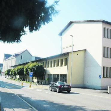 Neue Ideen gesucht - Mitten im Zentrum gelegen, bietet das Schulhaus Dorf samt Mehrzweckhalle viele Möglichkeiten der Nutzung. Falls denn das Areal tatsächlich nicht mehr für eine schulische Nutzung verwendet wird. Bild: Chregi Hansen