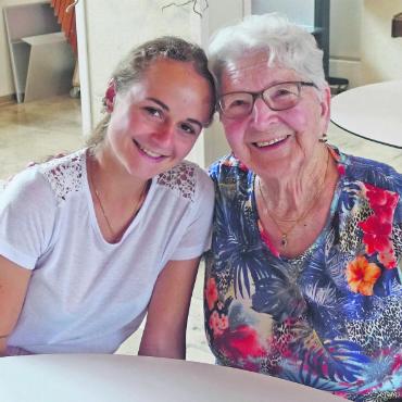 Weisses Haar, brauner Lockenkopf - Amy Sutter (links) und Josefine Küng verstehen sich trotz des grossen Altersunterschieds sehr gut. Bild: Susanne Schild