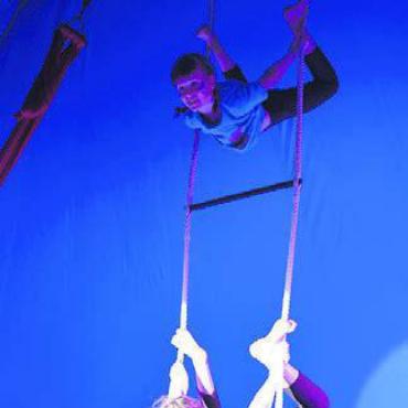 Vom Zirkus in die Ferien - Dreifach am Trapez.