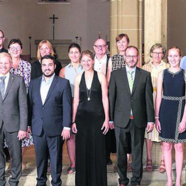 Von Gott gesehen sein - An der Ordinationsfeier der Reformierten Landeskirche Aargau in der Stadtkirche Aarau, vordere Reihe, von links die ordinierten Pfarrer: Thierry Wey und Micha Christian Baumgartner, die Kirchenratsmitglieder Christoph Weber-Berg (mit Talar) und Beat Maurer, anschliessend die ordinierten Sozialdiakone und -diakoninnen, von links: Luca Villardita, Ursula Maurer, Roman Bamert, Rahel von Gunten-Haag, Sarah Grau, Simon Bühler und Joel Ringgenberg. In den hinteren Reihen die Ausbildungsverantwortlichen, Vertretungen der Kirchgemeinden und anderer Kirchen. Bild: zg