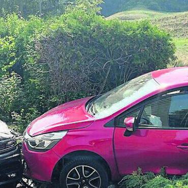 Kontrolle verloren - Das Auto prallte in ein parkiertes Fahrzeug. Bild: pz