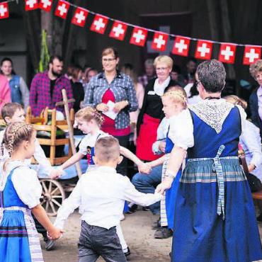 Bunter Buurebrunch - Neben dem vielfältigen Buffet überzeugte am Buurebrunch auch die Stimmung – wie hier mit der Kindertrachtentanzgruppe Mühlau. Bild: zg