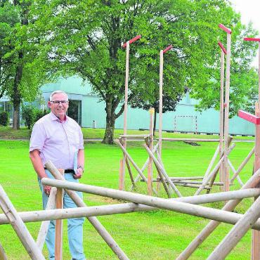 Erster Ort, um sich zu begegnen - Die Bauprofile zeigen, wie der Spielplatz neben dem Schulhaus Badweiher aussehen soll. Thomas Räber, Präsident der Genossenschaft Kabelfernsehanlage, freut sich auf die Realisierung des Projekts. Bild: Annemarie Keusch