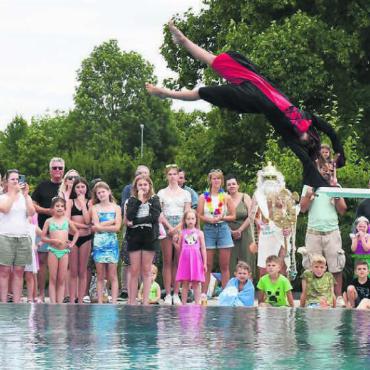 Streitpunkt Hintereingang - Impression vom Big Splash Contest in der Wohler Badi. Bilder: Archiv