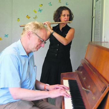 Mit ganz viel Harmonie - Von der Wichtigkeit von Musikschulen sind Janine Odermatt und Ekkehard Blomeyer beide überzeugt. Bild: Annemarie Keusch