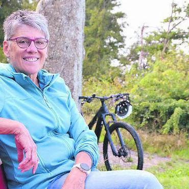 An Ideen würde es nicht mangeln - Beim Merzenstein oberhalb des Murianer Rebbergs – Priska Stierli stellt das Bike auch einmal hin und geniesst den Ausblick. Bild: ake