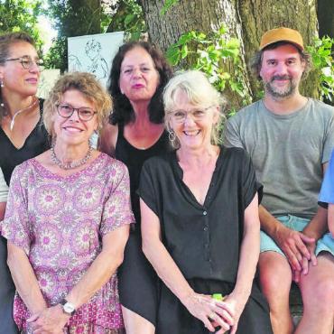 Kunsthaus von Nomaden besetzt - Claudia Bucher Martin, Jael Lohri, Renate Lerch, Jacqueline Weiss, Priska Praxmarer, Andreas Bächli, Ueli Strebel und Piero Glina (von links) freuen sich auf viele Besucher in der Villa Wild. Bis zur Finnisage hauchen sie dem Haus gemeinsam Leben ein. Bild: Susanne Schild