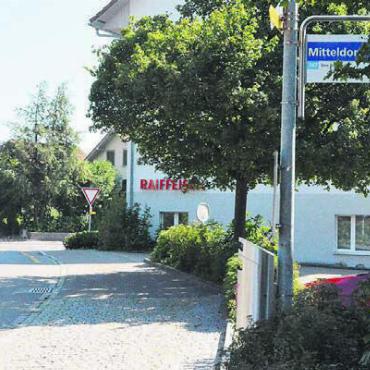 Umbau hat begonnen - Zehn Wochen dauern die Umbauarbeiten an der Busstelle «Mitteldorf». Bild: cbl