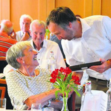 Wie ein grosses Mosaik - Gemeindepräsident Hans-Peter Budmiger und seine Gemeinderatskollegen überreichten den Jubilarinnen und Jubilaren die Geschenke höchstpersönlich.