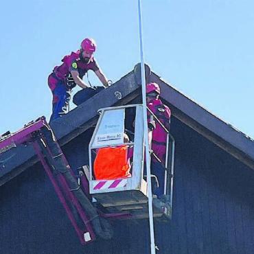 «Sie gehört zu den Besten» - Die knifflige Rettung des verletzten Arbeiters fand übers Dach statt. Die Feuerwehrleute lösten die Situation ohne Probleme.