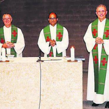 Schweizerinnen, die in die Welt auszogen - Zelebranten und Ministranten in der Krypta des Klosters Ingenbohl. Von links: David Meier, Robert Baumgartner, Julius Dsouza, Urs Elsener, Paul Beuchat. Bild: zg