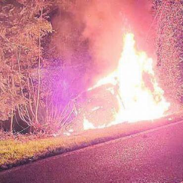 Brand nach Selbstunfall - Wegen des Brandes musste die Feuerwehr ausrücken – beide Fahrzeuginsassen wurden leicht verletzt. Bild: pz