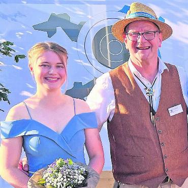Glücklich am Flughafen - OK-Präsident Beat Brun (hier mit Ehrendame) zieht ein durchwegs positives Fazit des Aargauer Kantonalschützenfests im Freiamt. Bild: AGKSF