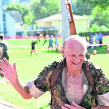 Sommerlicher Herbstlauf - Waffenläufer Kudi Steger lief mit 74 Jahren lachend ins Ziel.