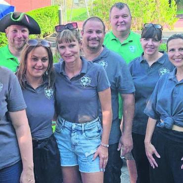 Vorgeschmack auf Jubiläum - Schultheissin Kajta Fahler (die Gutherzige) und die Hohenwiener-Wissenburger Stadträte schmeissen am ersten «Hohenwiener Fürobig» die Bar. Bilder: Celeste Blanc / zg