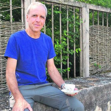 «Das Fossil des Zieglerhauses» - Josef Fischer ist fasziniert von der Natur im Reusstal. Deshalb engagiert er sich seit 34 Jahren mit Herzblut dafür. Bild: Susanne Schild