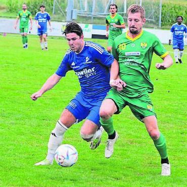 Goliath verprügelt David - Sarmenstorfs Nico Gautschi (links) gegen Mutschellens Nico Stadelmann. Die Gäste waren nur schwer vom Ball zu trennen.