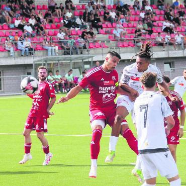 Steigerungslauf ohne Happy End - FC-Muri-Captain Simone Parente im Luftduell (links). Bild: pf