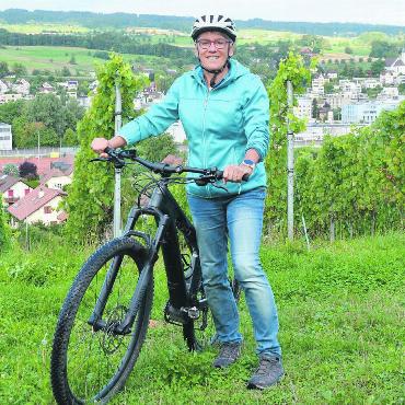 An Ideen würde es nicht mangeln - Mittlerweile ist es ein E-Bike, wie bei den meisten der Touren-Teilnehmenden. Damit in der Region unterwegs zu sein, das macht Priska Stierli Spass. «Der Helm ist Pflicht», sagt sie. Bild: Annemarie Keusch