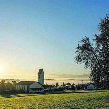 Fotografische Reise durchs Freiamt - Die ersten Sonnenstrahlen auf Aristau. Bild: zg