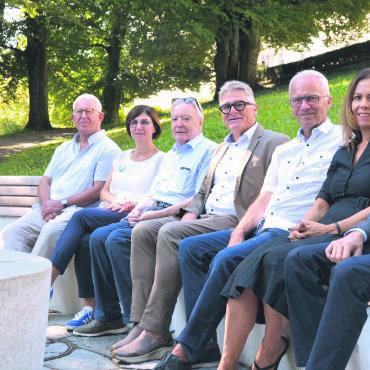 Sie lebt ein Stück weit weiter - Geteilte Freude bei Schenkenden und Beschenkten über die neue Sitzbank und den neuen Brunnen im Pflegigarten. Bild: ake