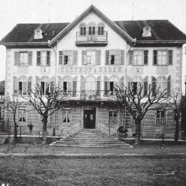 In spannende Videos eintauchen - Stippvisite beim Hotel Bären, 1836 als Geschäftshaus gebaut. Die Aufnahme stammt aus der digitalen Fotosammlung des Schweizer Strohmuseums.