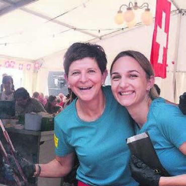 «Den Schüwo leer getrunken» - An einem Fest helfen, kann Spass machen − wie hier am Opus-Grill.