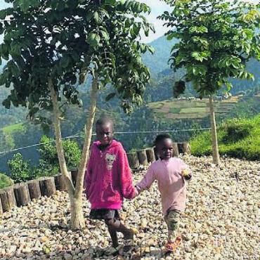 Immer eine halbe Stunde früher - Beeindruckende Natur und viele Kinder – so erleben die jungen Freiämterinnen Ruanda.