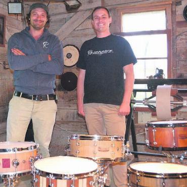 Für ein musikalisches Statement - Die Varianten an Snare Drums scheinen unerschöpflich zu sein. Marvin Schmid (links) und Phillip Stengele sind von der Vielfalt des Instruments begeistert. Diese Leidenschaft spürt man bei ihren Drums, die Unikate sind. Bilder: Sabrina Salm