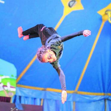 Manege frei - Hoch in den Lüften schwebt Trampolin-Artistin Ayana Raida. Bild: zg
