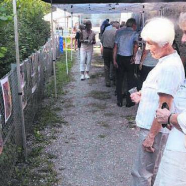 Einsatz für Kinder geht weiter - Interessiert betrachten diese zwei Besucherinnen die Bilder, welche die bisher realisierten Projekte des Fördervereins zeigen.