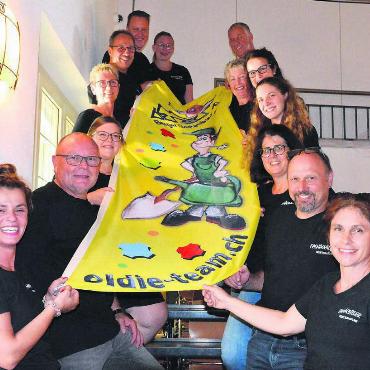 Alte Tradition neu aufgegleist - So sieht die neue Boswiler Fasnachtsdekoration aus: Das Oldie-Team präsentiert die erste der Fahnen, die ab kommender Fasnachtssaison an den Kandelabern des Dorfes hängen werden. Bild: Celeste Blanc