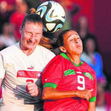 «Das Grösste» - Innenverteidigerin Julia Stierli (links, hier im Testspiel gegen Marokko). Bild: freshfocus