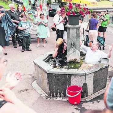 Jüngerin Gutenbergs - Damit hat niemand gerechnet: Zum Gaudi aller landet der Chef Andreas Gnädinger zusammen mit seiner Lehrtochter Gianna Florida im Brunnen. Bild: zg