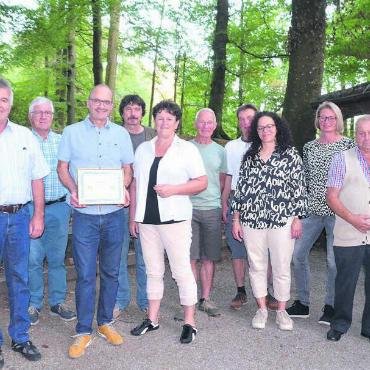 «Am Gaumen klar und saftig» - Mit dem Diplom für den besten Ortsbürgerwein des Jahres: Hanspeter Frey (4. v. l.), Präsident der Ortsbürgerkommission Muri, flankiert von den Repräsentanten des Aargauer Ortsbürgerverbands, Milly Stöckli, Präsidentin, und Ruedi Donat, sowie den Vertretern von Rebberg-Team, Ortsbürgerkommission und Kelterei. Bild: tst