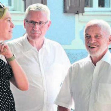 «Hey Grosspapi» - Nicole Burger, Andreas Glarner und Alt-Bundesrat Ueli Maurer (von links) im Gespräch. Bild: cbl