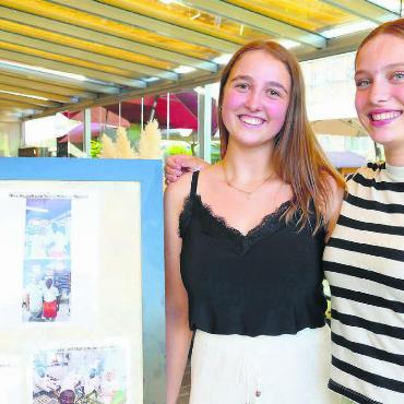 Mit vielen Eindrücken zurück - Thalia Huber (links) und Sina Käppeli bei ihrem Welcome- Plakat. Die beiden Azubis sind dankbar, dass ihnen der Aufenthalt in Ruanda ermöglicht wurde. Bild: Richard Gähwiler