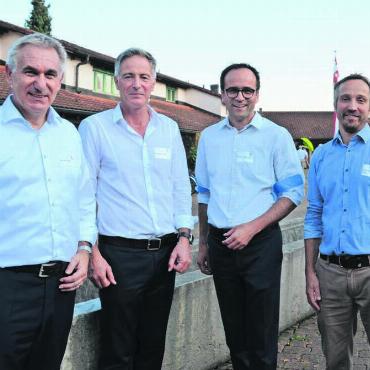 Schritt für Schritt wieder ins Leben - Auf dem Innenhof des Murimoos, von links: Regierungsrat Alex Hürzeler, Vereinspräsident Gino Fiorentin und Geschäftsführer Murimoos Michael Dubach sowie Gemeindepräsident Hans-Peter Budmiger. Bild: tst