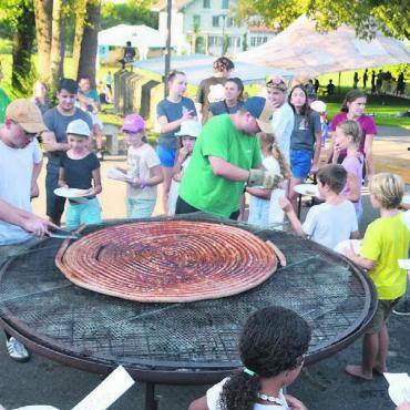Rekord-Bratwurst zum Jublatag - Bereit zum Verzehr: Die Rekord-Bratwurst zum Jublatag in Muri. Bild: tst