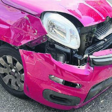 Kollision hinterlässt Fragen - Der Schaden, der an beiden Autos durch den Unfall entstand, ist erheblich. Bild: zg