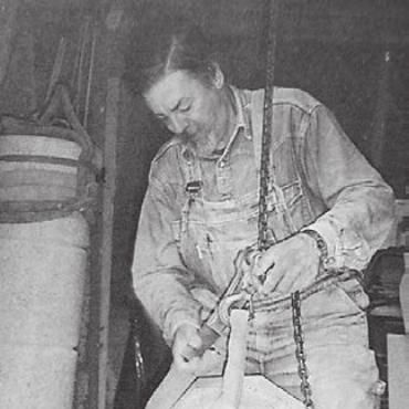 Für jede Klasse eine Säule - Marcel Leuba bei der Arbeit. Hier fertigt er eine der Säulen an, die auf dem Schul hof in Islisberg stehen.