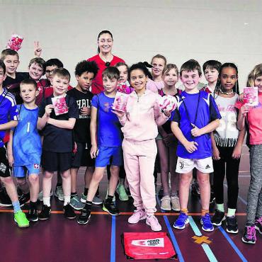 Beeindruckte Daphne Gautschi - Ein Gruppenbild mit dem Handballstar: Daphne Gautschi, umgeben von den Kindern der Murianer Klasse 3A. Bild: zg