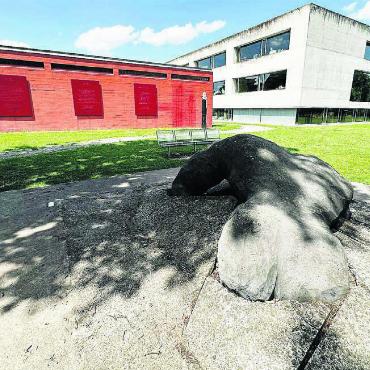 Für die Ewigkeit - Das Andy-Hug-Denkmal beim Bünzmattschulhaus: Kunstwerk, Büste und Gedenktafeln.