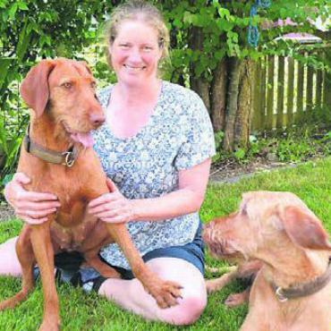 Sich und den Hund fordern - Stolz: Nicole Schrijver mit Julcsi (links) und Oluska im heimischen Garten. Bild: ake
