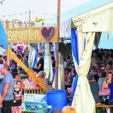Ein kleines Dorf feiert gross - 5000 Besucher werden über die drei Tage in dem kleinen Dorf Auw erwartet. Jedes Jahr eine ganz grosse Kiste. Bild: zg